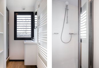 Moderne badkamer op woonboot 'de Valreep' met douche en raam, Welcome In - Friesland, Nederland.