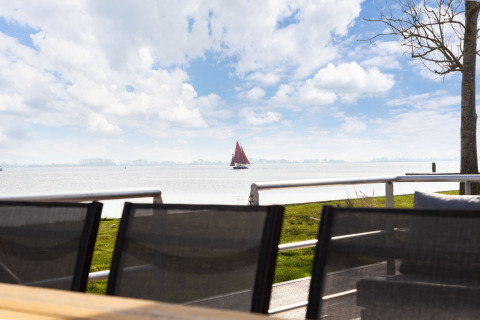 Aussicht von Hausboot 'de Valreep' auf See mit einem Segelboot, Friesland, Niederlande.