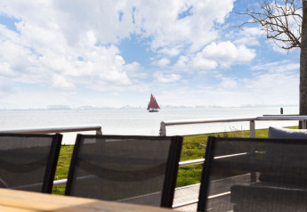Aussicht von Hausboot 'de Valreep' auf See mit einem Segelboot, Friesland, Niederlande.