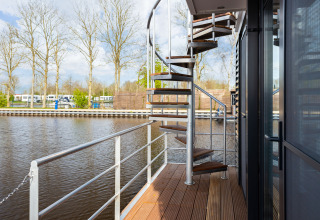 Spiral­treppe auf dem Deck des Hausboots 'de Valreep' mit Wasserblick bei Friesland, Niederlande.