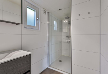 Bagno moderno con doccia nella Natuurlodge Wellness presso Recreatiepark het Esmeer, Paesi Bassi.