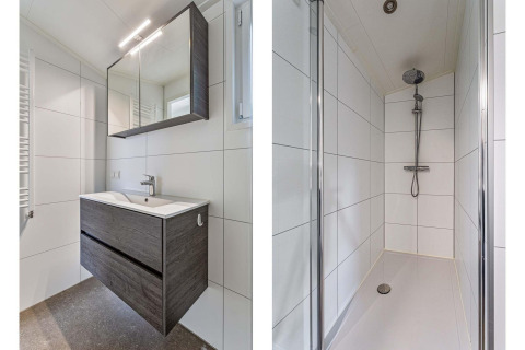 Modernes Bad und Dusche in der Natuurlodge Wellness im Recreatiepark het Esmeer, Niederlande.