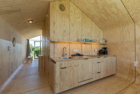 Moderne keuken in een Wikkelhouse bij Welcome In - Zeeland, Nederland, met licht houten interieur.