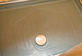 Foto di un coperchio di scarico con 'Wikkelhouse' inciso, scattata nel Wikkelhouse in Zeeland, Paesi Bassi.