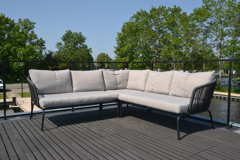 Ecksofa auf Terrasse mit Blick auf Wasser und Bäume, Houseboat 'Riggelbrug' bei Welcome In, Friesland, Niederlande.