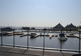 Zicht op de jachthaven en boten bij Houseboat 'Riggelbrug' op Welcome In - Friesland, Nederland.