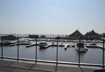 Vista del porto turistico e delle barche a Houseboat 'Riggelbrug' presso Welcome In - Friesland nei Paesi Bassi.
