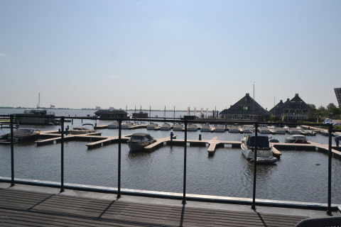 Blick auf den Yachthafen mit Booten am Houseboat 'Riggelbrug' bei Welcome In - Friesland, Niederlande.