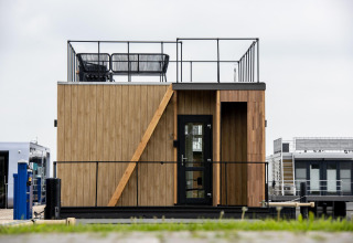 Moderne Hausboot mit Dachterrasse und Holzverkleidung bei Welcome In - Friesland, Niederlande.