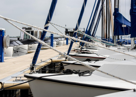 Boote liegen am Steg des Hausboots 'Riggelbrug' bei Welcome In - Friesland in den Niederlanden.