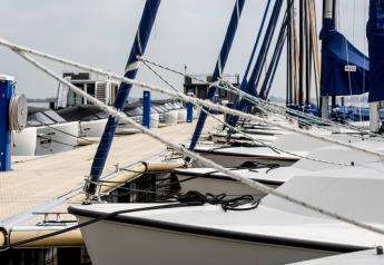 Boote liegen am Steg des Hausboots 'Riggelbrug' bei Welcome In - Friesland in den Niederlanden.