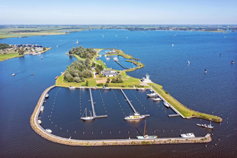 Luftaufnahme von Houseboat 'Riggelbrug' bei Welcome In - Friesland, mit Hafen und Wasserfläche.