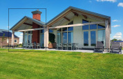 Lodge moderne Anker à Tusken de Marren aux Pays-Bas avec grande pelouse et ciel bleu ensoleillé.