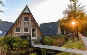 Casa pequeña Wellness Lodge en Hof van Salland, Países Bajos, rodeada de naturaleza al atardecer.