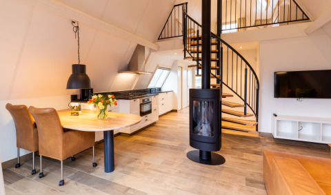 Moderne tiny house Wellness Lodge ved Hof van Salland med spiraltrappe og stilfuldt interiør i Holland.