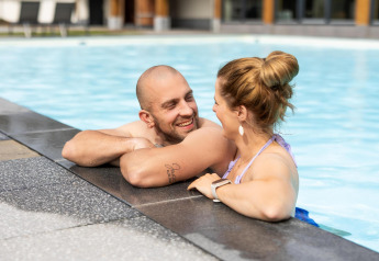 Una pareja disfruta de un momento relajado en la piscina de la Wellness Lodge, Hof van Salland, Países Bajos.