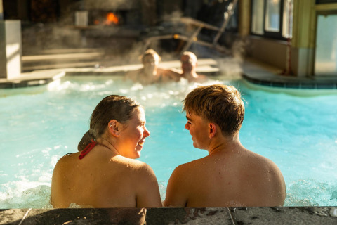 To personer nyder dyb afslapning i en wellness-lodge swimmingpool ved Hof van Salland i Holland.