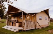 Buitenaanzicht van een luxe glamping safaritent bij Holiday park Eigen Wijze in Nederland.