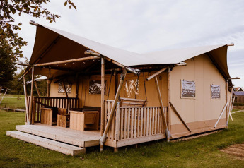Vista esterna di una tenda safari glamping di lusso nell'Holiday park Eigen Wijze nei Paesi Bassi.