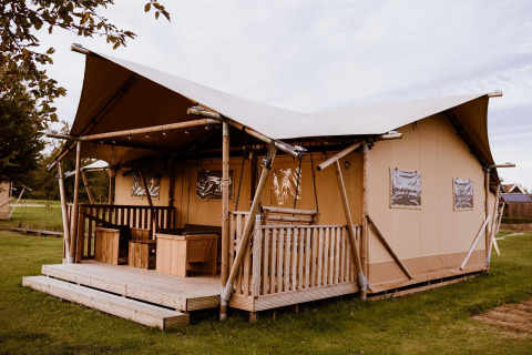 Outdoor view of a luxury glamping safari tent at Holiday park Eigen Wijze in the Netherlands.