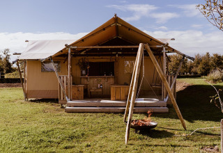 Tente safari glamping avec terrasse en bois, balançoire et brasero au Holiday park Eigen Wijze aux Pays-Bas.