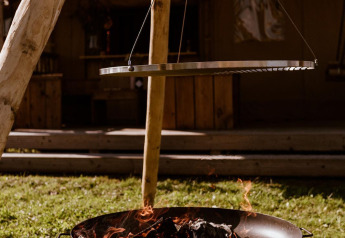 Vuurschaal met hangende grill bij een safaritent op glampingpark Holiday park Eigen Wijze in Nederland.