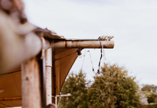Primer plano de la estructura de una tienda glamping safari con cuerdas y postes de madera en Holiday park Eigen Wijze, Países Bajos.