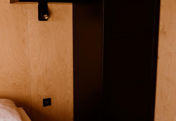 Armario y mueble negro en dormitorio de tiny house en Holiday park Eigen Wijze, Países Bajos.