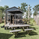 Rescue Cottage Lodge bei Duynpark Het Zwanenwater mit Terrasse, Picknicktisch und Garten in den Niederlanden.