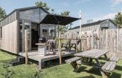 Udendørs udsigt til Rescue cottage ved Duynpark Het Zwanenwater med terrasse, grill og picnicbord.