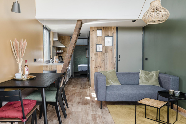 Interior moderno de la Rescue cottage en Duynpark Het Zwanenwater con salón acogedor y zona de cocina.