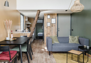 Moderne inrichting van Rescue cottage bij Duynpark Het Zwanenwater met gezellige woonkamer en keuken.