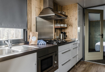 Cocina moderna en Rescue cottage, Duynpark Het Zwanenwater, Países Bajos, con todos los electrodomésticos.