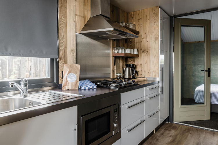 Cocina moderna en Rescue cottage, Duynpark Het Zwanenwater, Países Bajos, con todos los electrodomésticos.
