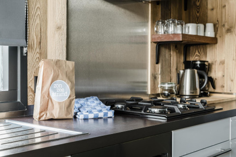 Moderne køkkenbord i Rescue cottage på Duynpark Het Zwanenwater med gaskomfur, elkedel og kaffemaskine.