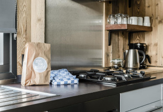 Cucina moderna nel Rescue cottage al Duynpark Het Zwanenwater, Paesi Bassi, con piano cottura e bollitore.