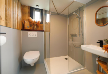 Baño moderno en Rescue Cottage, Duynpark Het Zwanenwater, con ducha, inodoro y lavabo.