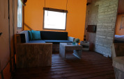 Interno della Luxury Lodge Safari Tent a Holiday park De Kleine Belties, Paesi Bassi, con arredi in legno.