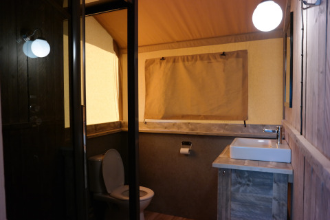 Baño de lujo en una tienda safari lodge en Holiday park De Kleine Belties, Países Bajos, visto desde dentro.