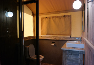 Baño de lujo en una tienda safari lodge en Holiday park De Kleine Belties, Países Bajos, visto desde dentro.