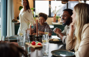 Una familia disfruta de una comida juntos en Unbrick One | Sauna en Brinckerduyn en los Países Bajos.