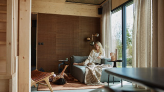 Helles Wohnzimmer in Unbrick One | Sauna bei Brinckerduyn, Niederlande, mit Mutter und Kind beim Entspannen.