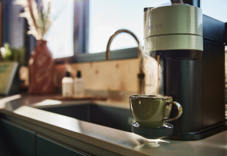 Koffiemachine zet verse koffie in een moderne keuken bij Unbrick One | Sauna bij Brinckerduyn, Nederland.