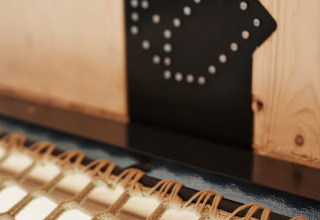 Dichtbijbeeld van houten en net ontwerp in Unbrick One | Sauna bij Brinckerduyn, Nederland.