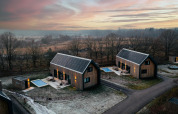 Luksuriøse trælodges med sauna og pool ved solnedgang på Brinckerduyn, Unbrick One, Holland.