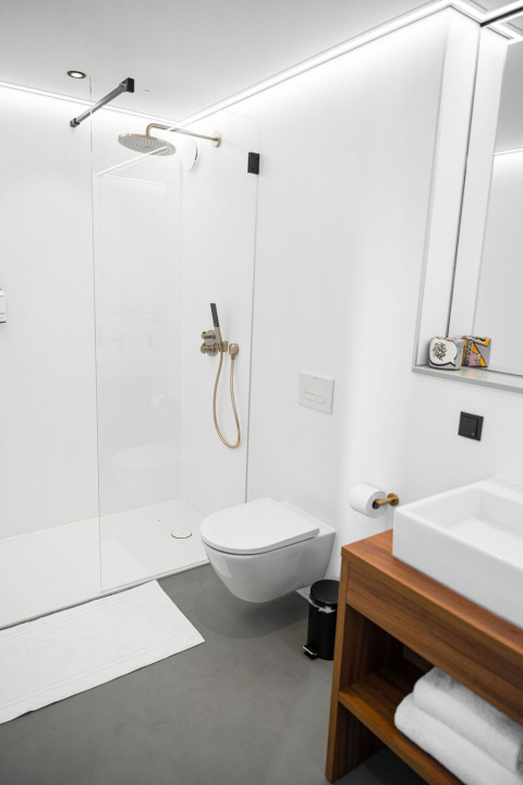 Modernes, minimalistisches Badezimmer in Unbrick One | Sauna and Pool bei Brinckerduyn, Niederlande.