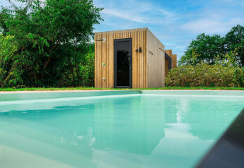 Lodge moderno de madera con sauna y piscina en Unbrick One, Brinckerduyn, Países Bajos, rodeado de naturaleza.