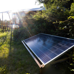 Panel solar fuera de una cabaña en Eco domaine Le Camp, un parque vacacional en Occitanie, Francia.