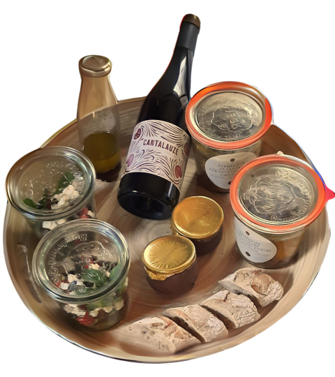 Bandeja con vino, pan, ensaladas en frascos y recipientes, fotografiada en Eco domaine Le Camp, Occitanie.