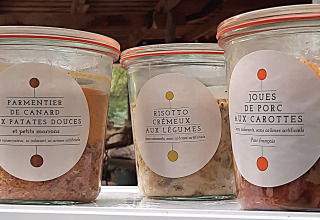 Glasbeholdere med fransk mad på Eco domaine Le Camp i Occitanie, Frankrig. Ingredienser på etiketten.